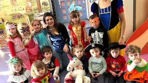 enfants de la creche déguisés qui fetent le carnaval 