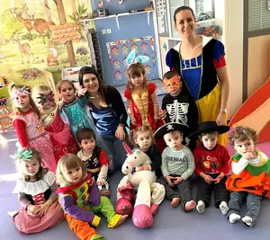 enfants de la creche déguisés qui fetent le carnaval 